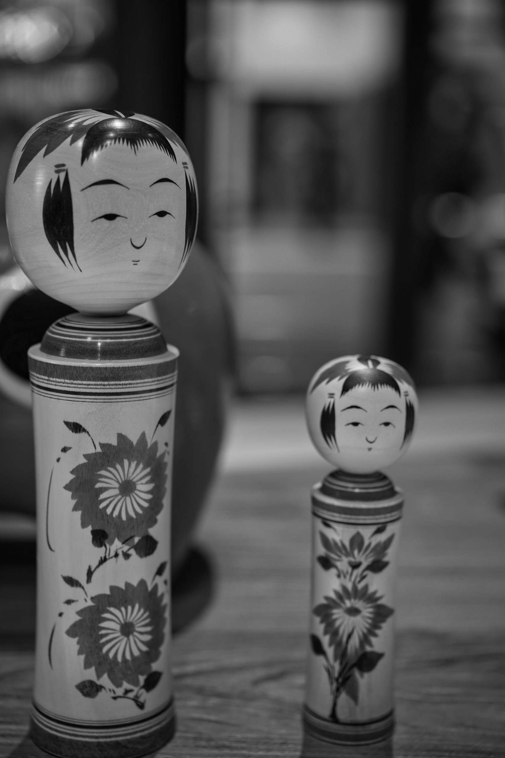 Kokeshi (こけし, 小芥子), are simple wooden dolls with no arms or legs that have been crafted for more than 150 years as a toy for children. Japanese dolls, originally from the northeastern region (Tōhoku-chihō) of Japan. They are handmade from wood, have a simple trunk and head with a few thin, painted lines to define the face. The body often has floral and/or ring designs painted in red, black, and sometimes green, purple, blue, or yellow inks, and covered with a layer of wax. One characteristic of kokeshi dolls is their lack of arms or legs. Since the 1950s, kokeshi makers have signed their work, usually on the bottom and sometimes on the back.